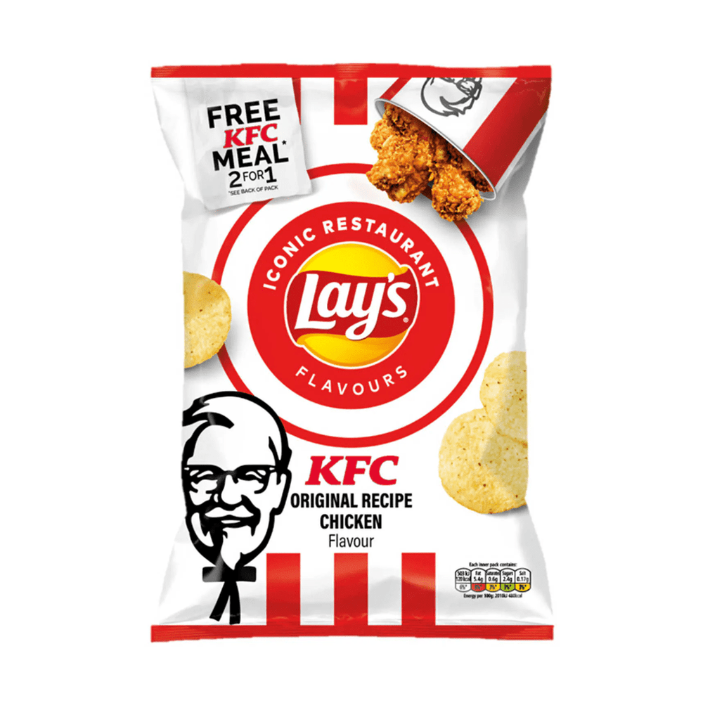 Un paquet blanc et rouge sur fond blanc avec des chips rondes, un paquet rouge et blanc rempli de poulet pané. En bas à gauche, le visage d’un monsieur avec des lunettes