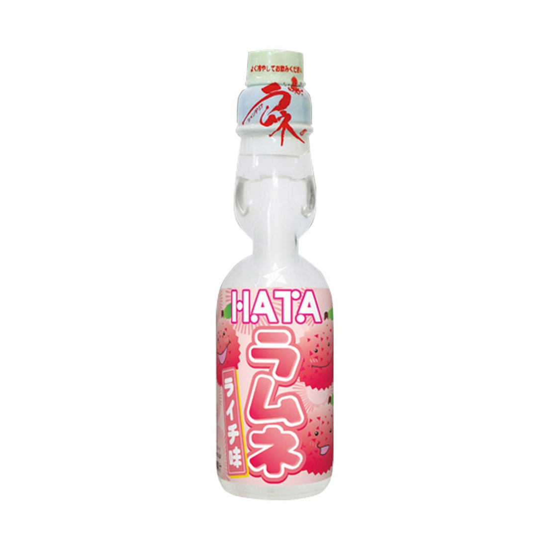 Une bouteille transparente sur fond blanc avec une boisson légèrement blanche, il y a une étiquette rose sur la moitié basse de la bouteille. Il y a des litchis qui sourient