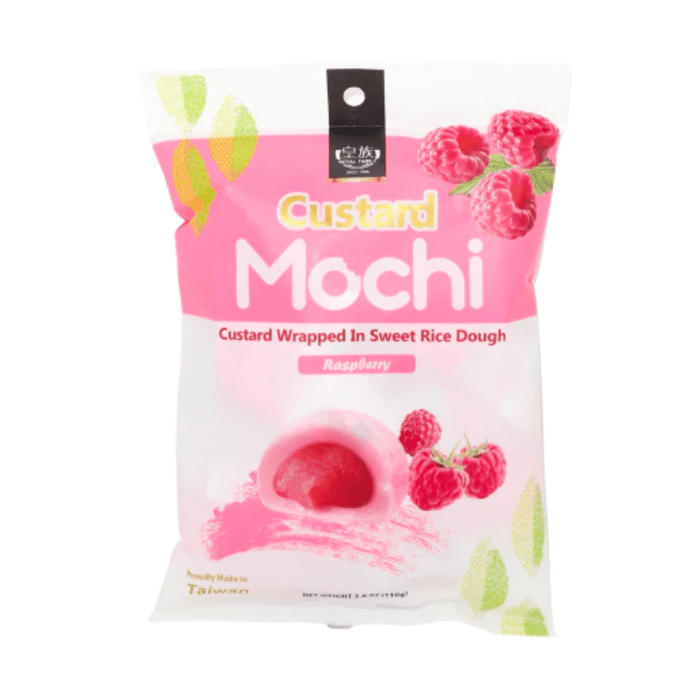Un emballage blanc et rose sur fond blanc avec au centre un mochi rose avec une crème rouge à l’intérieur, à l’arrière il y a des framboises